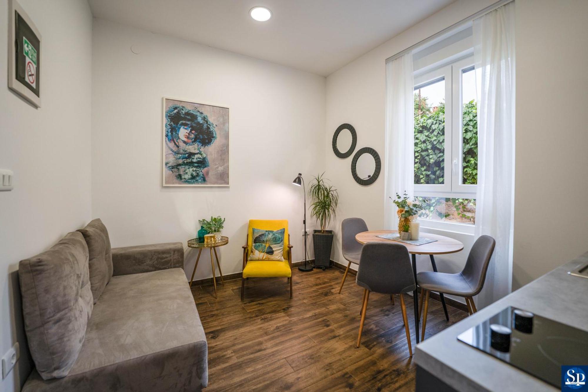 Colosseum Garden Apartment *