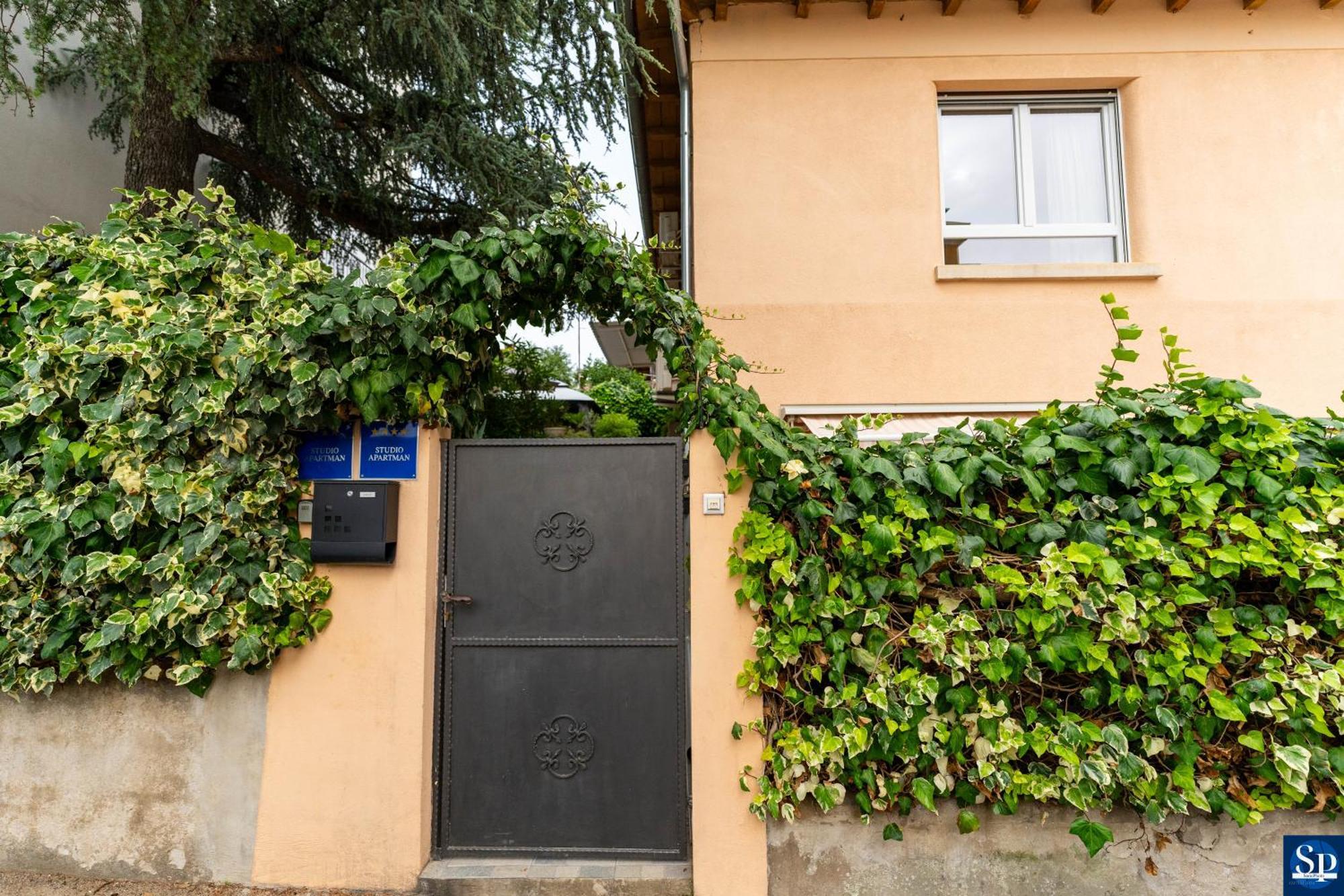 Colosseum Garden Apartment *